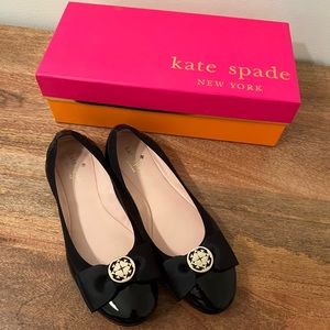 NIB KATE SPADE ♠️ WANETTA PATENT LEATHER FLATS W/BOW & GOLD LOGO - Size 5.5